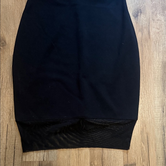 Elegant Black Sleeveless Dress - Picture 5 of 6